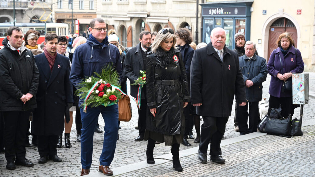 3 Koszorúz a CSMMSZ küldöttsége