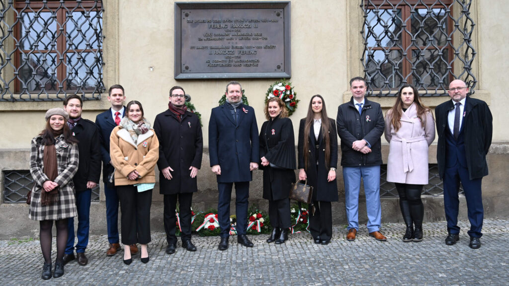 7 Magyar diplomaták a tábla előtt